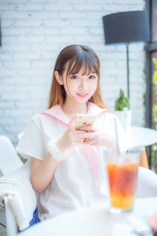 面对人生，与其防守，不如进攻，等待着别人为我们提供意义及价值上的安全感，不如自己去追寻———拿人生去冒险更为合理，就像与其我们等待一个爱人找我们，不如我们主动去找他们。被追求的苦恼在于，追求我们的人，多半不是我们所愿意的，我们可以去追求我们认为理想的人。坐等一切来临更像植物。——韩寒《所有人问所有人》